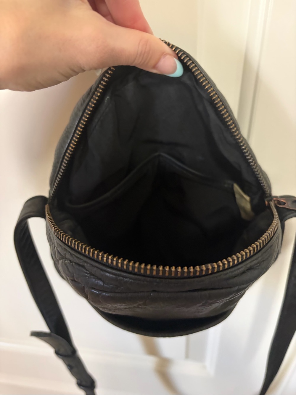 Vintage🖤RARE 🖤 BAGGU Black Round Circle Natural Leather Crossbody Bag🖤 - Picture 4 of 13